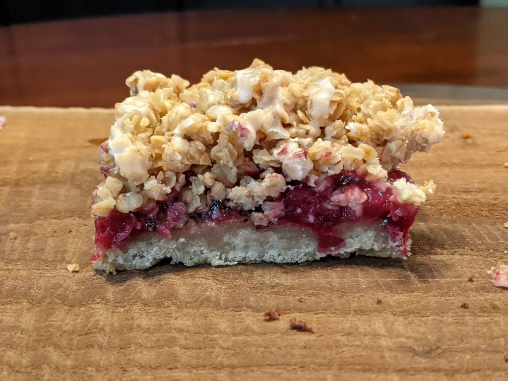 Cran-raspberryCrumbleBars4.webp