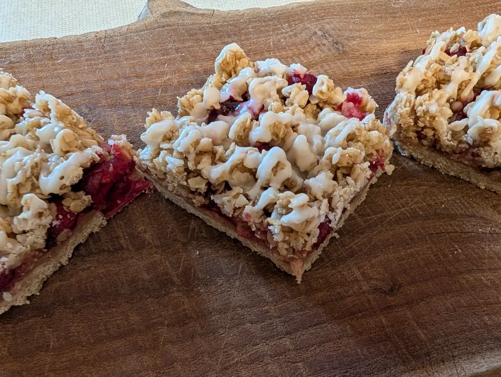 Cran-raspberryCrumbleBars1.webp